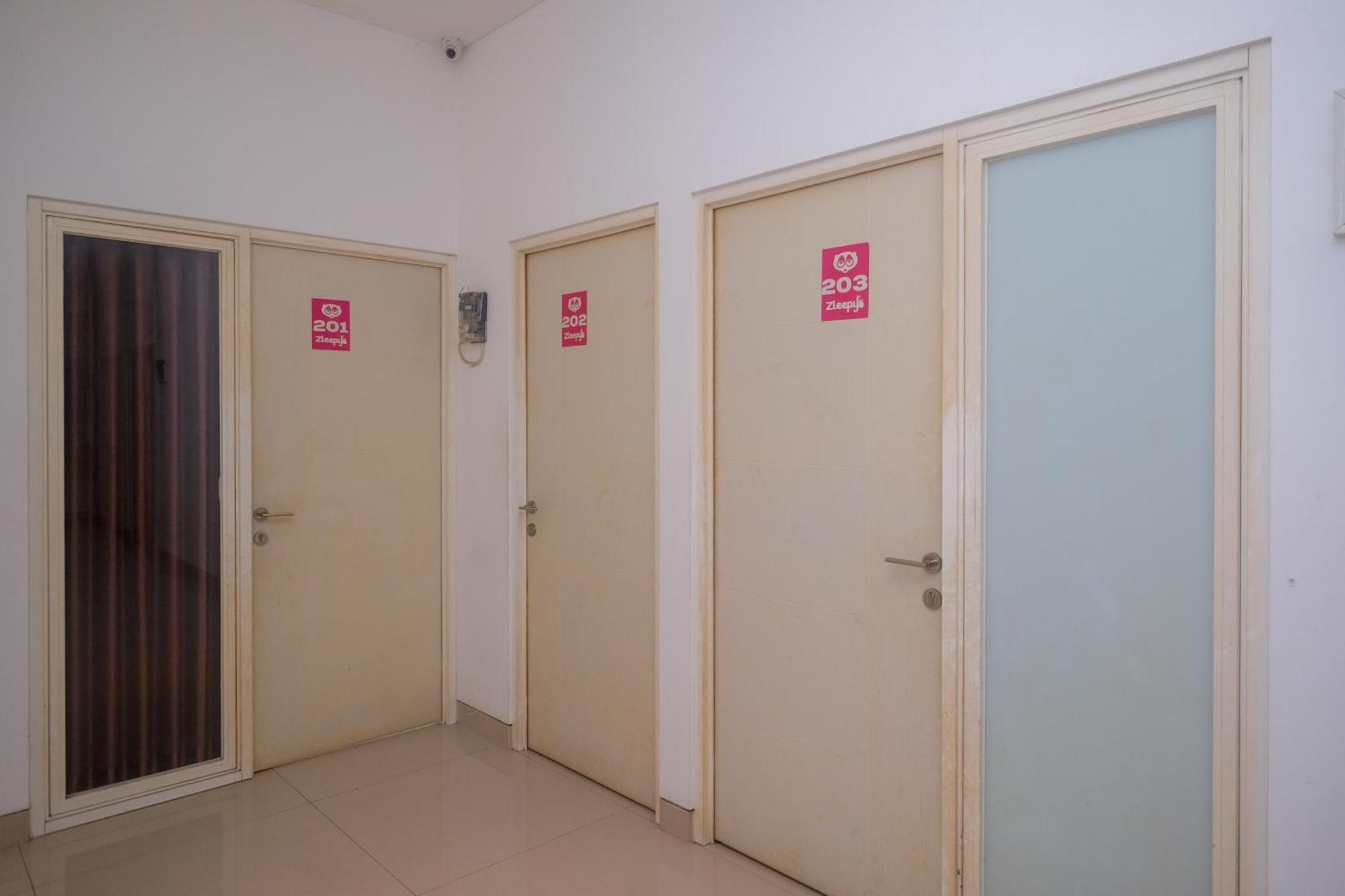 ホテル Reddoorz Syariah Near Simpang Lima Semarang Jomblang エクステリア 写真