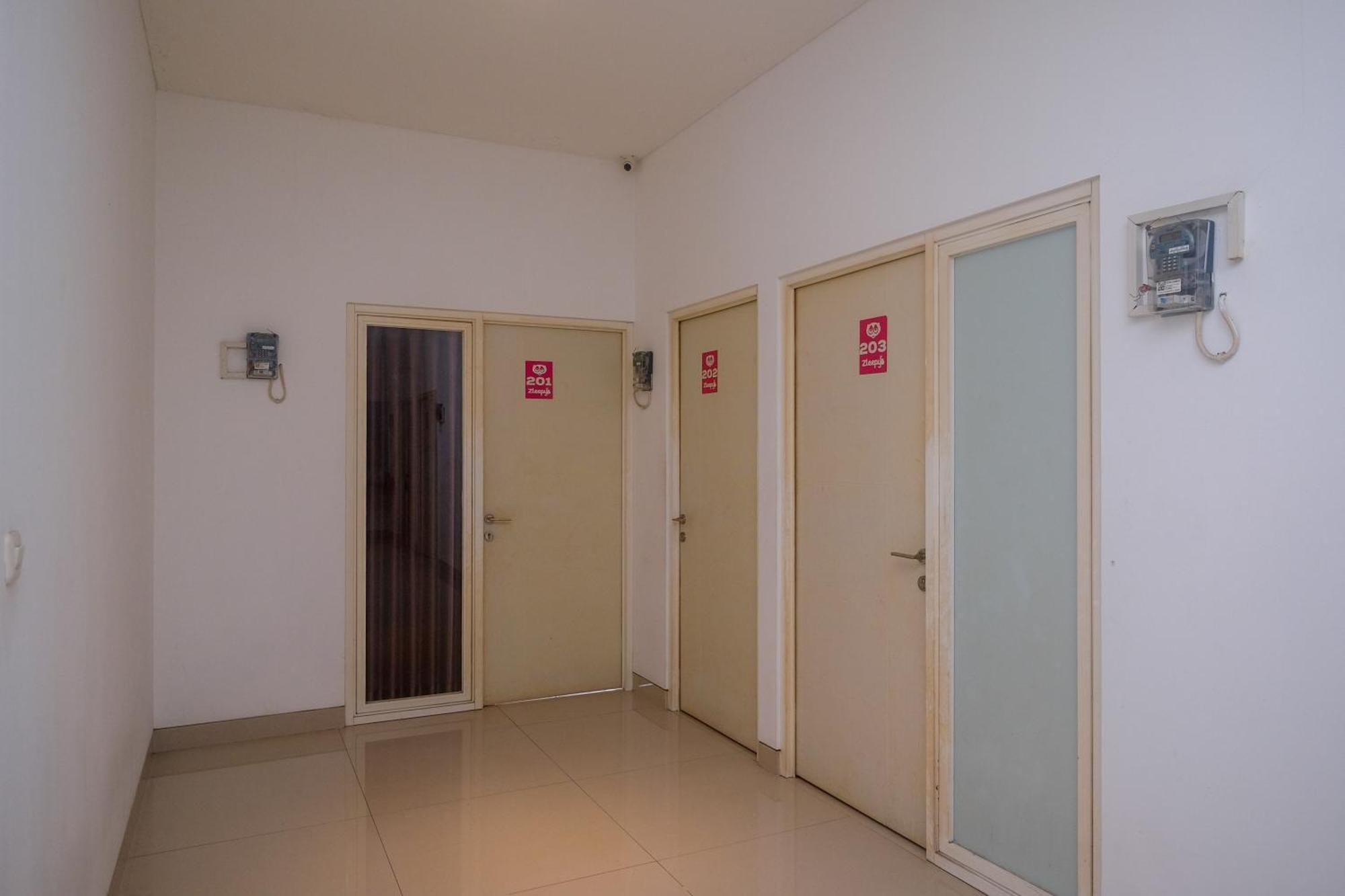 ホテル Reddoorz Syariah Near Simpang Lima Semarang Jomblang エクステリア 写真