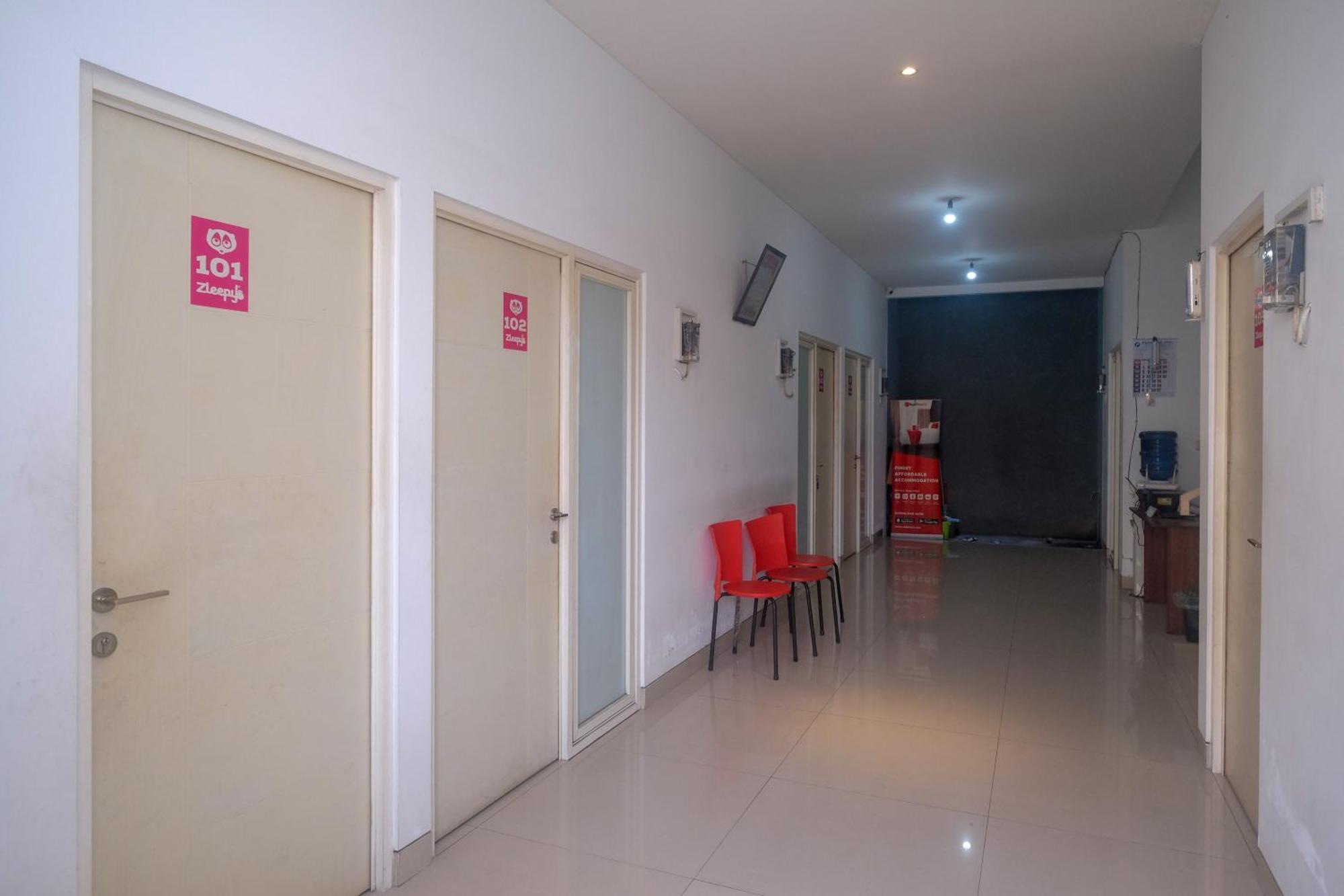 ホテル Reddoorz Syariah Near Simpang Lima Semarang Jomblang エクステリア 写真