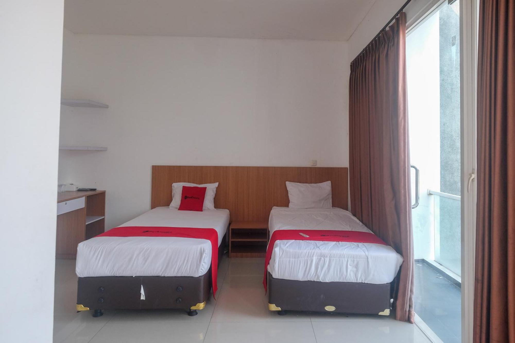 ホテル Reddoorz Syariah Near Simpang Lima Semarang Jomblang エクステリア 写真