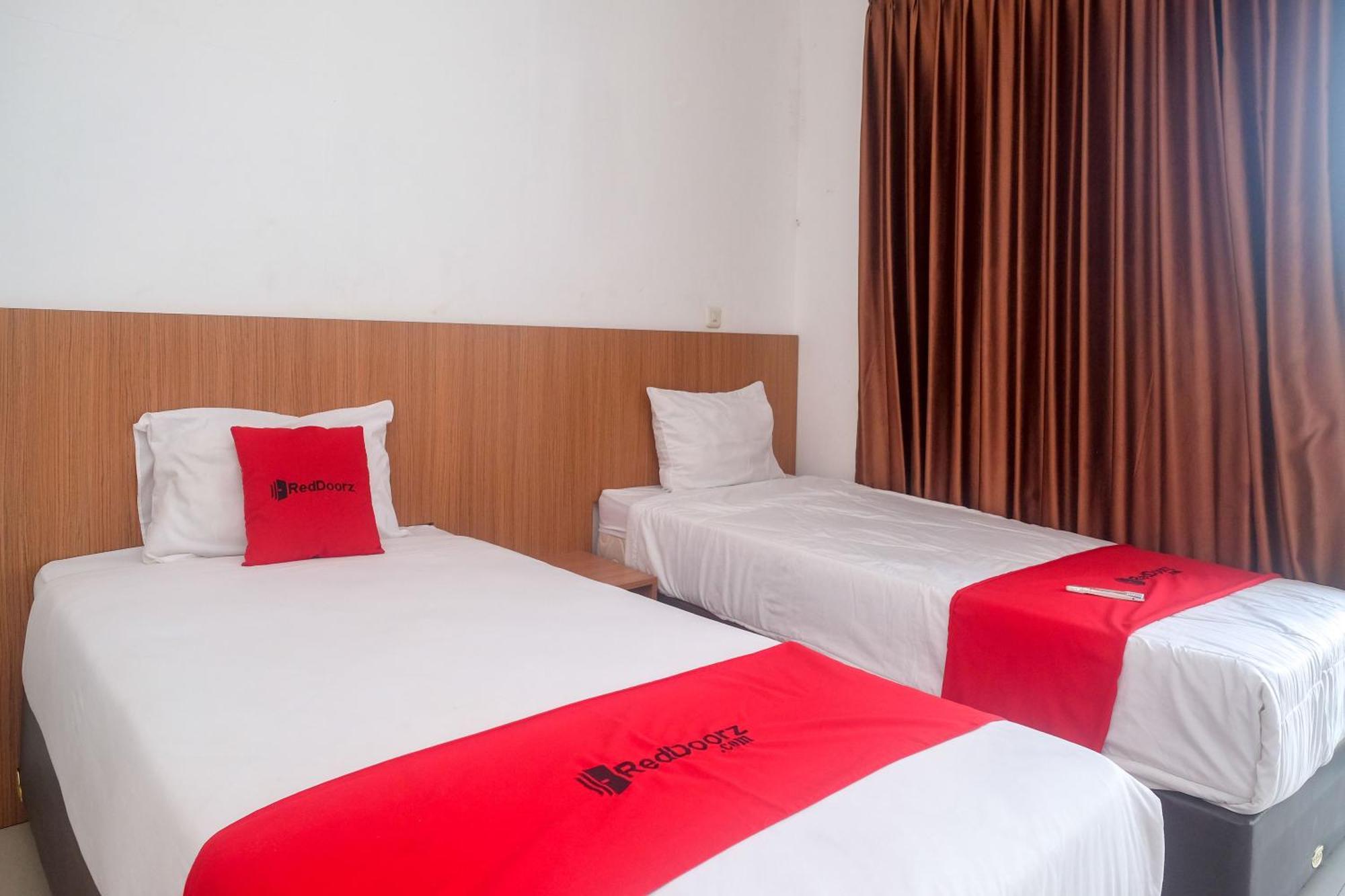ホテル Reddoorz Syariah Near Simpang Lima Semarang Jomblang エクステリア 写真