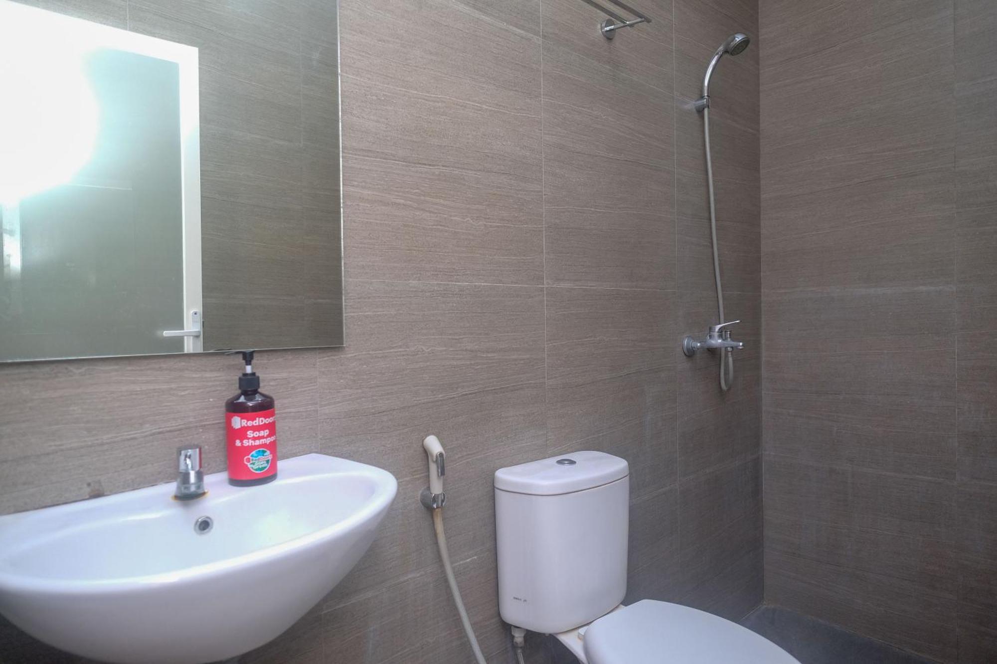 ホテル Reddoorz Syariah Near Simpang Lima Semarang Jomblang エクステリア 写真