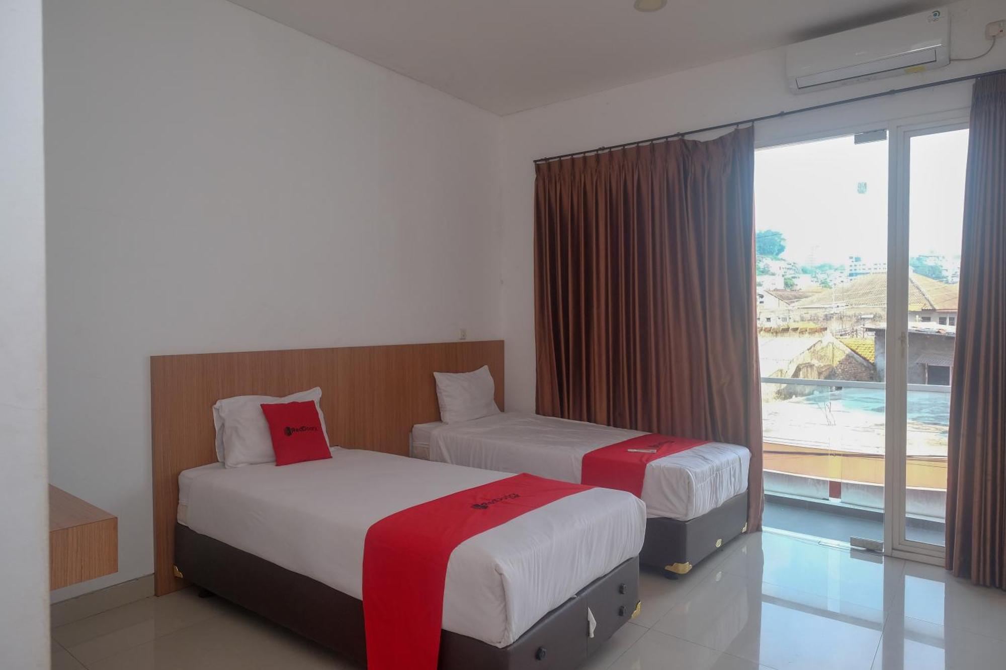ホテル Reddoorz Syariah Near Simpang Lima Semarang Jomblang エクステリア 写真