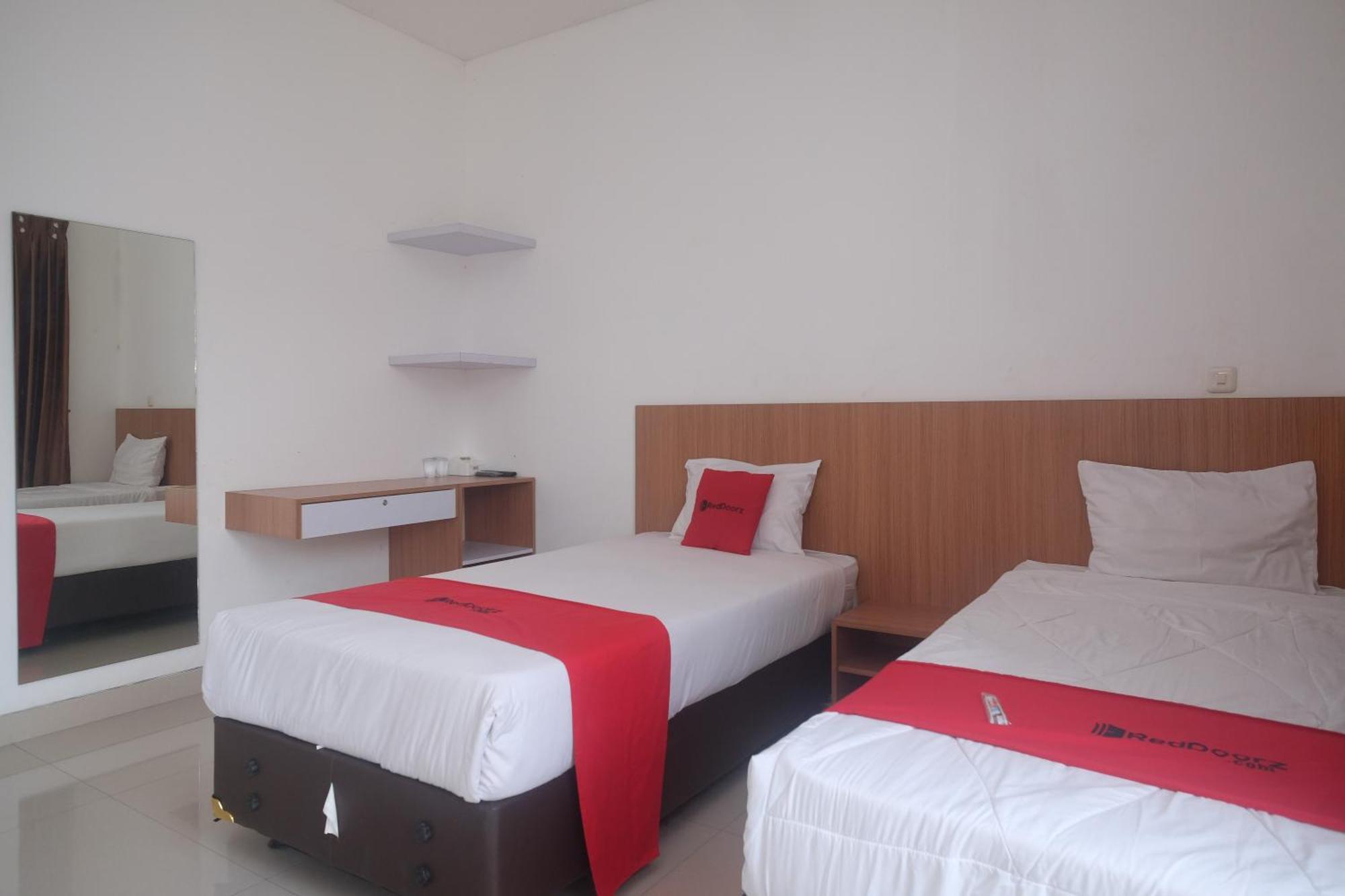ホテル Reddoorz Syariah Near Simpang Lima Semarang Jomblang エクステリア 写真